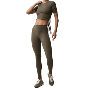 Ensemble haut à manches courtes et legging évasé avec logo personnalisé pour femme, ensemble 2 pièces en nylon et spandex, vêtements de yoga compressifs, fabrication OEM - Product Image 1