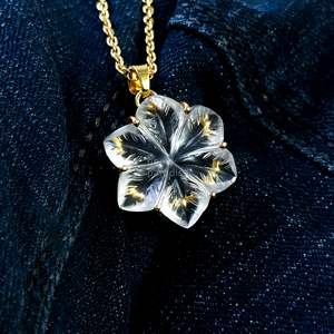 Collar con colgante de flor de cuarzo cristalino AAA para mujer, colgante de piedra preciosa de cuarzo cristalino tallado a mano, venta al por mayor de moda - Product Image 1