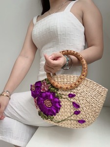 กระเป๋าสะพายไหล่ผู้หญิงลายผักตบชวา รุ่น LTL SP285 งานแฮนด์เมดสไตล์วินเทจ ลายดอกไม้เปิด 2 ดอก ผ้าธรรมชาติบุภายใน ใช้งานสะดวกสบาย ความจุ 1-1.9 ลิตร - Product Image 1