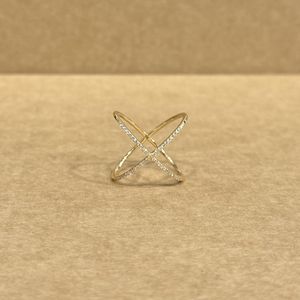 Bague élégante en or jaune 18 carats avec diamant rond naturel 0,22 carat et pierres latérales, bijoux fins classiques pour femme, mariage, fiançailles, fête - Product Image 1