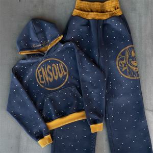 Conjunto Deportivo Personalizado de Sudadera con Capucha y Pantalones Jogger de Doble Cintura con Estampado Desgastado y Pedrería, Estilo Streetwear, Crystal Storm - Product Image 1
