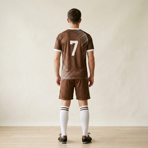 Ensemble de maillot de football unisexe marron, col rond, manches courtes, respirant, anti-transpiration, polyester écologique, numéro 7 sur le devant - Product Image 2