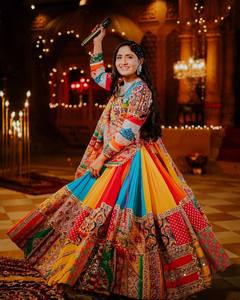 Ensemble ethnique pour femme en coton mousseline, Lehenga Choli avec dupatta en dentelle, imprimé numérique et travail miroir, longueur ras du sol, pour mariage, fête et Diwali - Product Image 4