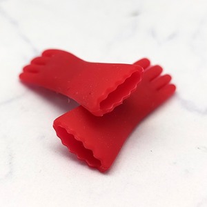 Gants miniatures en silicone rouge, accessoire de maison de poupée, modèle décoratif pour la décoration de chambre et les jeux d'imitation, pour les 14 ans et plus - Product Image 2