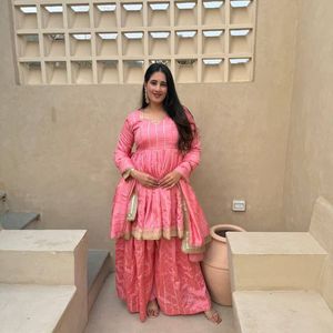 Conjunto de traje Sharara de seda Vichitra tradicional para mujer con bordado elaborado y dupatta con borde de encaje, precio al por mayor por Royal Export - Product Image 1