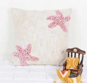 Housse de coussin décorative à fermeture éclair carrée à franges en coton 100% rayé imprimé ivoire et rose - Product Image 1