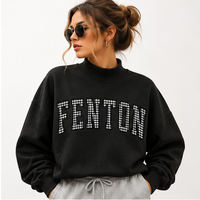 Sweat-shirt noir à col montant avec motif graphique à blocs de lettres à pois clairs, bordure côtelée noire, épaules tombantes, manches longues, logo personnalisé