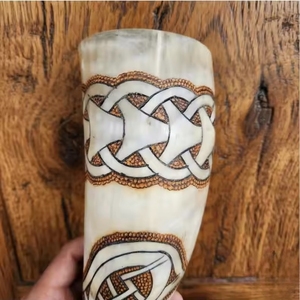 Corne à boire en corne de buffle naturelle, sculptée à la main, thème Viking, écologique, authentique REHMAN CRAFT au meilleur prix - Product Image 2
