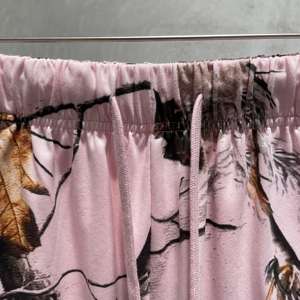 กางเกงขาสั้นลายพรางต้นไม้สีชมพู โพลีเอสเตอร์ ซับลิเมชั่น สำหรับฤดูร้อน สวมใส่สบายๆ ในชีวิตประจำวัน วิ่ง ออกกำลังกาย หรือใส่เป็นชุดว่ายน้ำ คุณภาพพรีเมียม สำหรับผู้ชายและผู้หญิง - Product Image 4