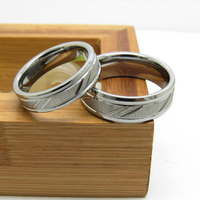 Bagues en carbure de tungstène à motifs taillés en diagonale, alliances brossées pour hommes et femmes, bijoux modernes en gros