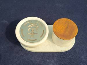 Juego de Quemadores de Incienso de Mármol Beige Hechos a Mano con Tapa de Metal con Diseño de Palma y Tarro de Madera - Product Image 3