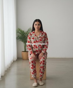 Elegante Conjunto de Pijama de Algodón con Estampado Floral Hecho a Mano para Mujer, Ropa de Dormir Sostenible con Diseño Tradicional Indio Sanganeri de Rosas Rojas - Product Image 3