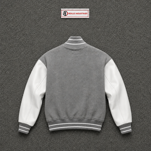 Chaqueta Varsity Gris y Crema para Hombre con Cierre de Botones y Ribete Acanalado, Estilo Casual, Chaqueta Universitaria Retro Moderna - Product Image 6