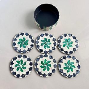 Ensemble de sous-verres de luxe écologiques en nacre ronde avec support, motif floral vert vintage, bordure bleue, style méditerranéen - Product Image 1