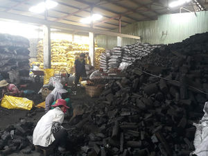 {HOT - DEAL} -CHARBON DE BOIS KHAYA/Charbon de bois Vietnam prêt à charger avec grande quantité de charbon de bois à forte demande - Product Image 4