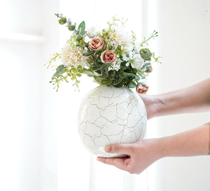 Vase sphérique en métal sculptural pour intérieurs contemporains, support floral décoratif unique pour la mise en scène sur table - Product Image 6