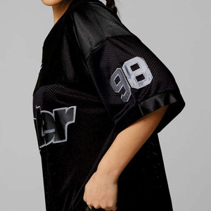 Camiseta de fútbol americano transpirable de malla oversize negra estilo urbano con número gráfico en la manga, personalizable para equipos y marcas. - Product Image 3