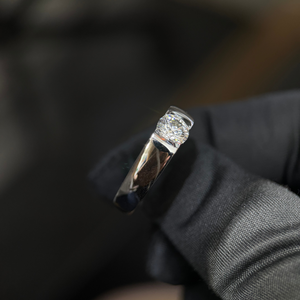 แหวนเพชรเม็ดเดี่ยวทรงกลม 1 กะรัต ทอง 14K คุณภาพ E VVS2 เพชรเลี้ยงในห้องปฏิบัติการ ฝังแบบ Tension Set ได้รับการรับรองจาก IGI - Product Image 2