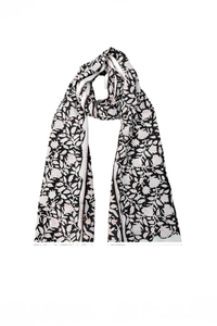 Bufandas cuadradas elegantes Impresión digital personalizada Tela de seda ligera Accesorios de moda de calidad premium - Product Image 5