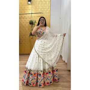Lehenga Choli de créateur coupe trapèze pour Navratri, en organza à imprimé floral fait main, avec taille naturelle et broderie de miroirs véritables - Product Image 6