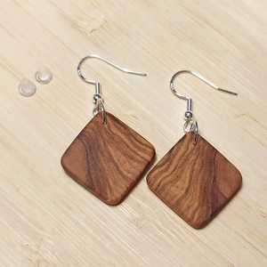 Boucles d'oreilles pendantes tendance pour femmes, en résine et bois, pour occasions festives, design personnalisé, Inde MN EXPORTS, modèle MNE-1106, canal de distribution - Product Image 4