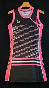 Maillot de netball personnalisé PUFFIN SPORTS sans manches, col en V, impression sublimée, évacuation de l'humidité, 100 % polyester, coupe athlétique pour homme - Product Image 4