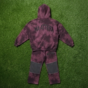 ชุดเซ็ตฮู้ดดี้ซิปสีดำเบอร์กันดีลายไทไดพร้อมกางเกงขายาวทรงกว้าง แต่งแผงหนังแบบมีหมุด สไตล์สตรีทแวร์ รับผลิตตามแบบ OEM ODM - Product Image 5