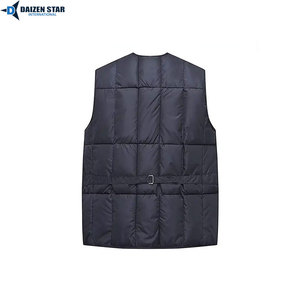 Gilet matelassé streetwear pour homme en laine et polyester, col montant, fermeture éclair, couleur unie, écologique, brodé, pour l'hiver - Product Image 2