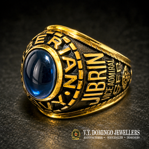 วี.วาย. DOMINGO JEWELLERS แหวนตราประทับกองทัพเรือไนจีเรีย ชุบทอง ประดับแซฟไฟร์ ทรงคลาสสิกสำหรับผู้ชาย - Product Image 3