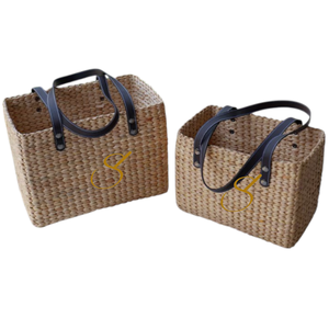 Panier artisanal en jacinthe d'eau : Rangement tressé en jonc de mer avec sangles en cuir - Product Image 2