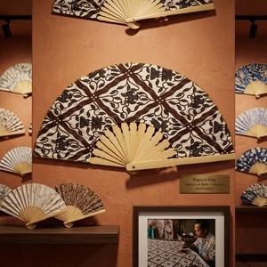 Éventail pliant artisanal indonésien en tissu batik brun à motif treillis, avec nervures en bambou naturel, cadeau culturel traditionnel, accessoire artisanal - Product Image 5