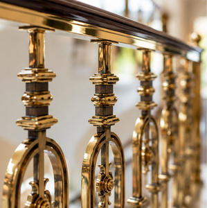Barandilla de Escalera en Tono Bronce Regal con Balaustres Ovalados con Medallones y Pasamanos de Madera Oscura Pulida para Interiores de Estilo Histórico - Product Image 3