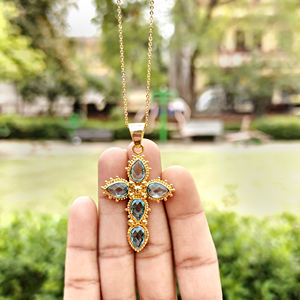 Collar de alta calidad con colgante de cruz de cuarzo azul suizo talla pera, con cuentas, diseño de latón chapado en oro de 18k. - Product Image 5
