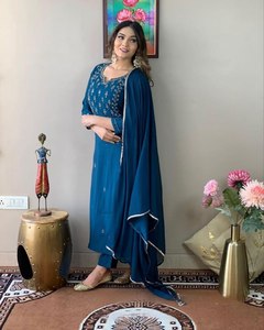 Conjunto de Kurta y Pantalón de Mezcla de Algodón Premium para Mujer con Dupatta de Seda |   Ropa Étnica India Completamente Cosida |   Listo para Usar - Product Image 1
