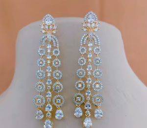 Modernos y Elegantes Pendientes de Zirconia con Baño de Oro y Piedras de Zirconia para Mujeres y Niñas, Ideales para Bodas y Fiestas - Product Image 2