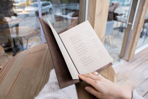 Porte-menu en cuir pliable de luxe, durable, pour restaurant, café, hôtel, avec logo personnalisé, design rechargeable, LMC-0062 - Product Image 5