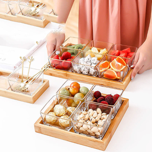 Plateau de service en bambou avec récipients en verre pour bonbons, fruits, collations de fête avec couvercles, design minimaliste, forme rectangulaire, bonbons, sucreries - Product Image 4