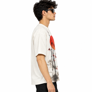 Camiseta Gráfica Blanca para Hombre con Diseño de Sol Nascente Rojo y Estampado Artístico de Tinta Estilo Streetwear - Product Image 2