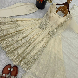 ชุดเดรสระบายผ้ามัลชานเดรีขายส่ง พร้อมงานปักมือกระจกแท้ขนาด 12 เมตร และชุดกางเกงผ้าไมโครคอตตอน จำหน่ายแบบ B2B จำนวนมาก - Product Image 1