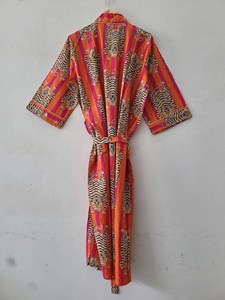 ชุดกิโมโนผ้าฝ้ายพิมพ์ลายเสือสีส้มชมพูสดใส ลายทางยาวแบบคาฟตัน  ใส่สบาย ระบายอากาศได้ดี เหมาะสำหรับฤดูร้อน เป็นมิตรต่อสิ่งแวดล้อม - Product Image 2
