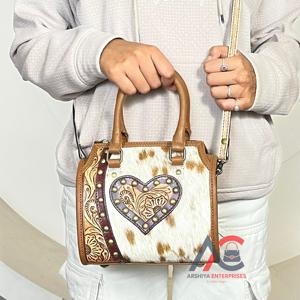 กระเป๋าถือหนังวัวแท้ทำมือแบบใหม่ สไตล์ตะวันตก ประดับหัวใจแบบมีปุ่ม พร้อมสายสะพายถอดได้สำหรับผู้หญิง - Product Image 1