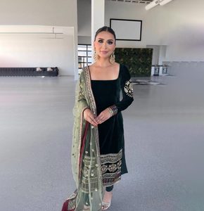 ชุดสัลวาร์ คามีซ ผ้ากำมะหยี่บริสุทธิ์ ปักลายเต็มตัว แบรนด์สเตอร์ลิง ครีเอชั่นส์ พร้อมผ้าปาลาซโซ่แบบตัดระดับเข่า และผ้าดูปัตตาแบบปักลาย พร้อมสวมใส่ได้ทันที แขนเสื้อแบบสำเร็จรูป - Product Image 1