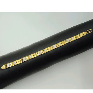 Elegante Brazalete de Oro de 22K para Hombre con Patrón Grabado y Eslabones Texturizados, Acabado Premium, Joyería de Diseño Elegante para Uso Diario - Product Image 1