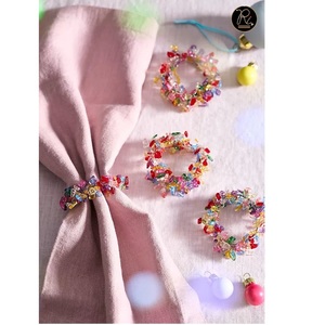 Magnifiques anneaux de serviette en perles de couleur verte, utilisés pour la décoration de table lors de mariages et de festivals. Achetez directement auprès du fournisseur au prix de gros. - Product Image 5