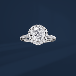 Anillo de Compromiso de Platino PT950 para Mujer con Diamante de Corte Brillante Redondo, Halo y Diamantes Laterales, Estilo Clásico, Certificado IGI - Product Image 2