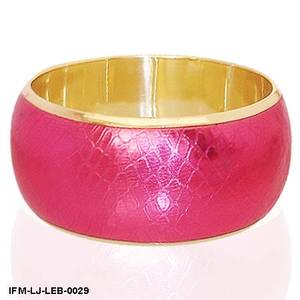 Brazalete de Cuero Repujado con Diseño de Piel de Serpiente Rosa Intenso Hecho a Mano, con Detalles en Latón Dorado, Brazalete Ancho, Moderno, Vibrante y Elegante para Fiestas - Product Image 6