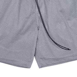 Shorts de sport décontractés gris en maille pour hommes, taille élastique avec cordon de serrage, respirants, personnalisables à l'avant, pour l'entraînement et la gym - Product Image 2