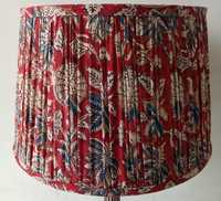 Abat-jour cylindrique en tissu traditionnel avec motif floral bleu et rose, accessoire de lampe fait main