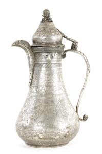Ewer en laiton de style persan du XIXe siècle, argenté, avec multiples gravures figuratives et autres scènes sur le corps - marqué d'un sceau. - Product Image 5
