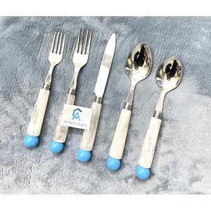 Cubiertos de Acero Inoxidable 18/10 con Acabado Espejo y Mango de Resina, Juego de Cubiertos a Precio Accesible, Cuchara, Tenedor y Cuchillo para Cena - Product Image 1